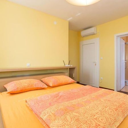 Villa Ajda - Orange Room Omišalj Eksteriør billede