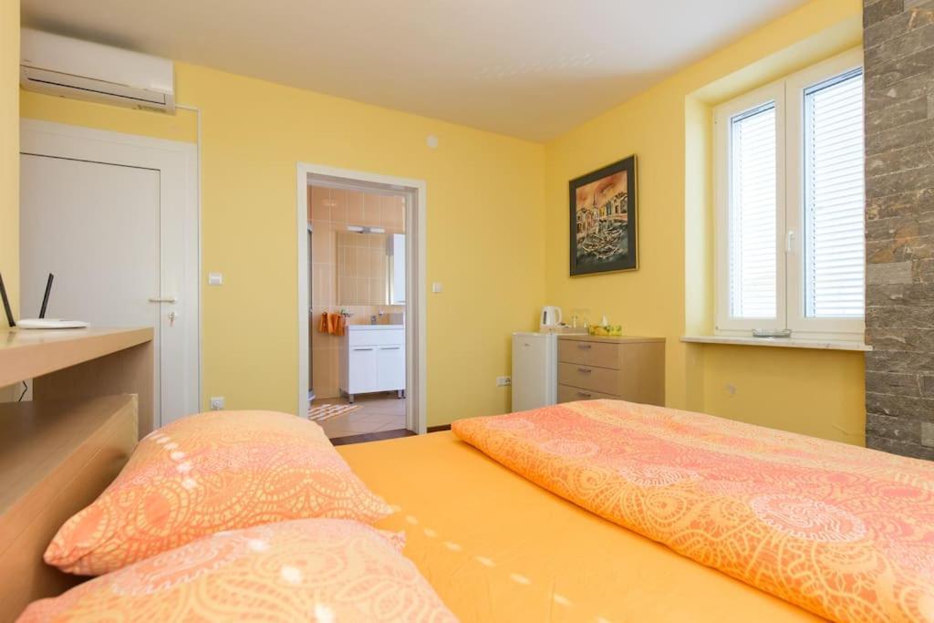 Villa Ajda - Orange Room Omišalj Eksteriør billede